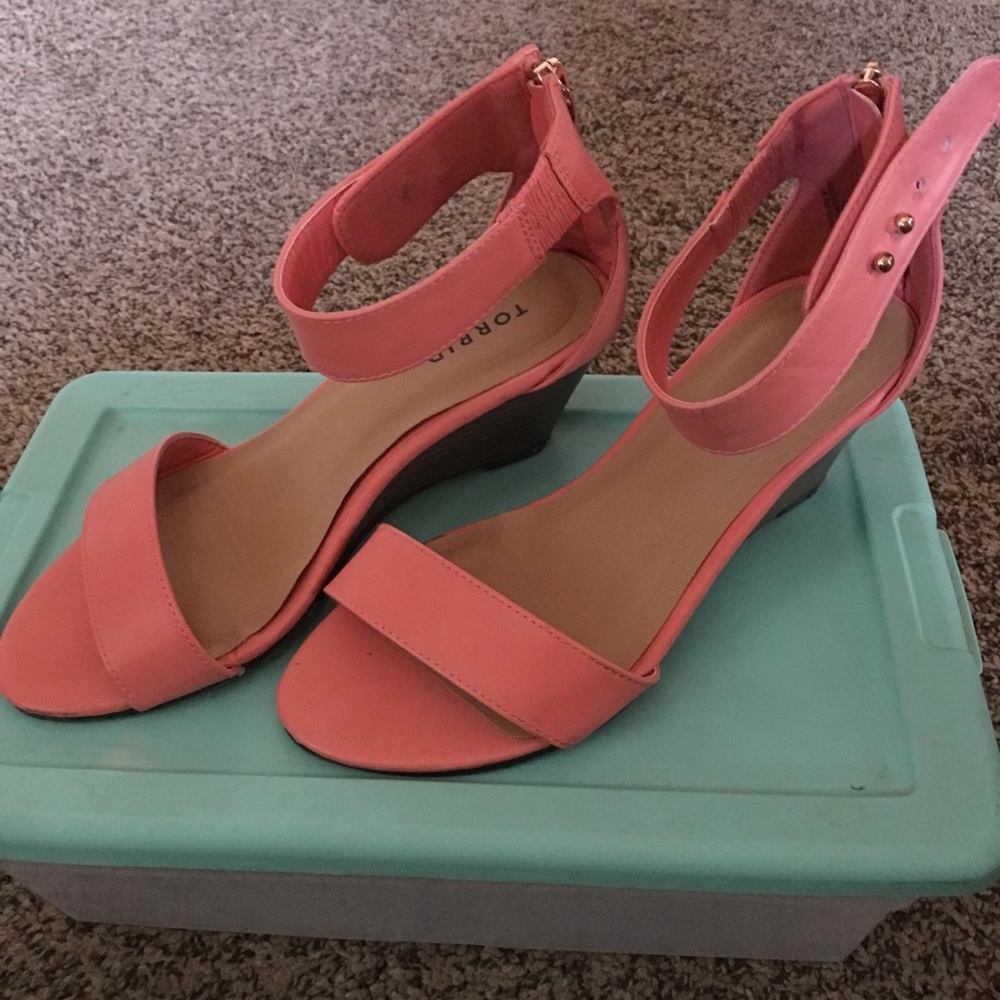 Torrid Pop color mini wedge in 7W